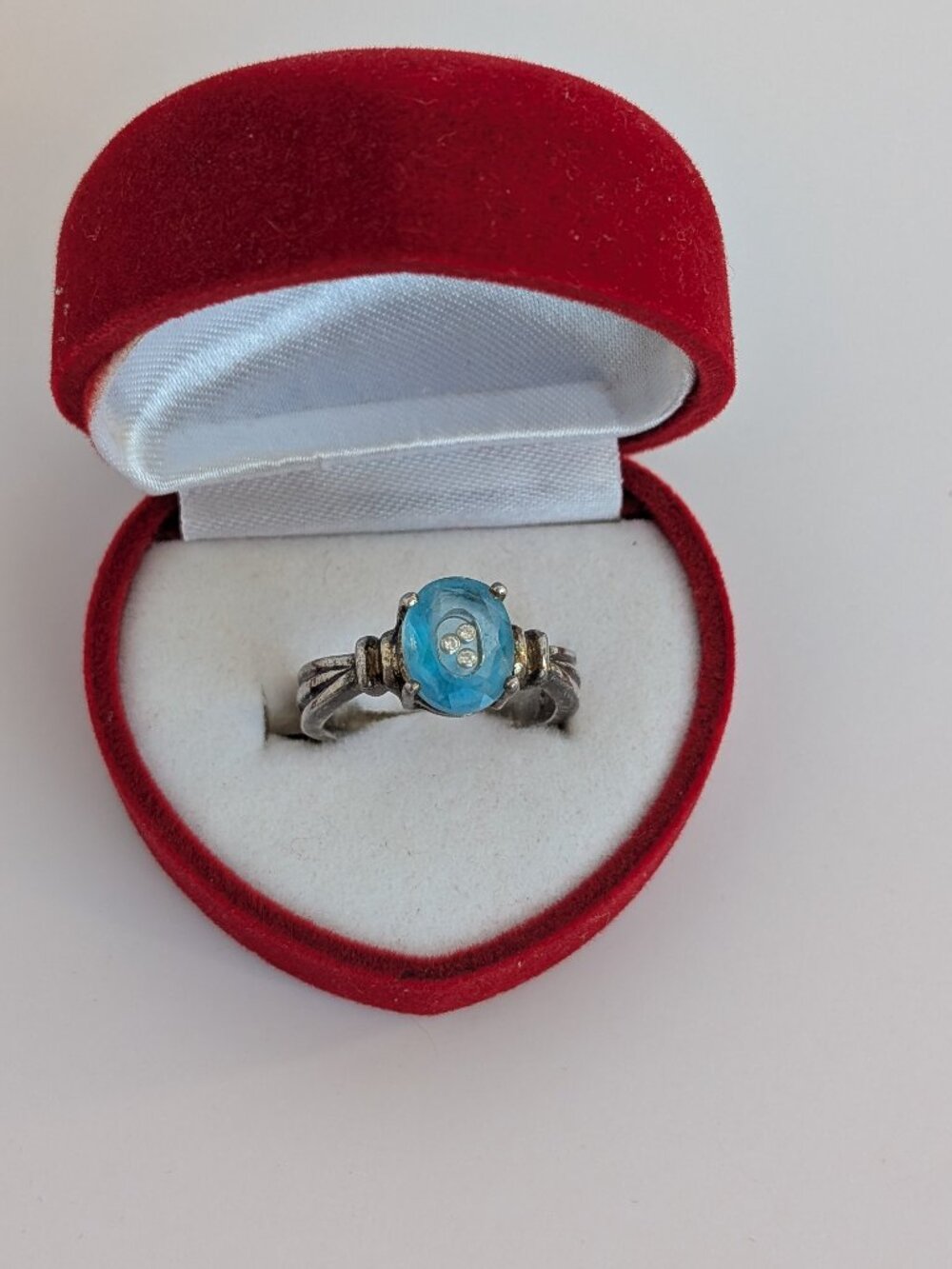 925 Blue Topaz ring w. 3 articulated diamonds . Size 7.5